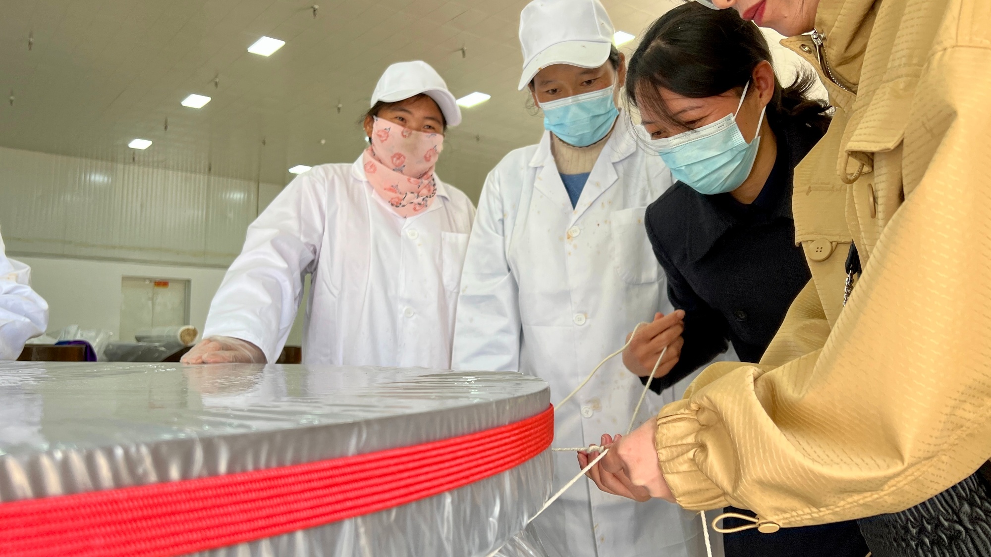 ”出醇香酒 盐源苹果产业链再升级mg不朽情缘游戏登录入口苹果“酿